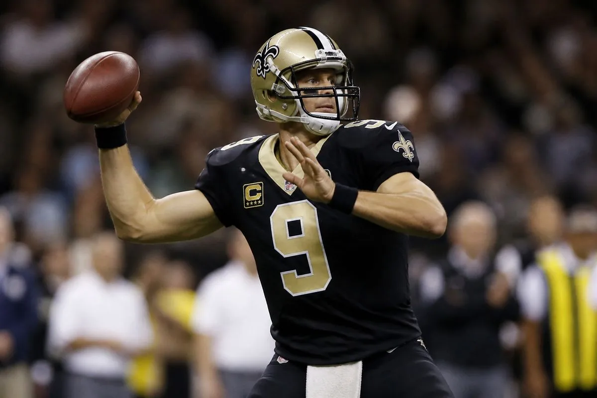Drew Brees throwing a football during a Saints game.
