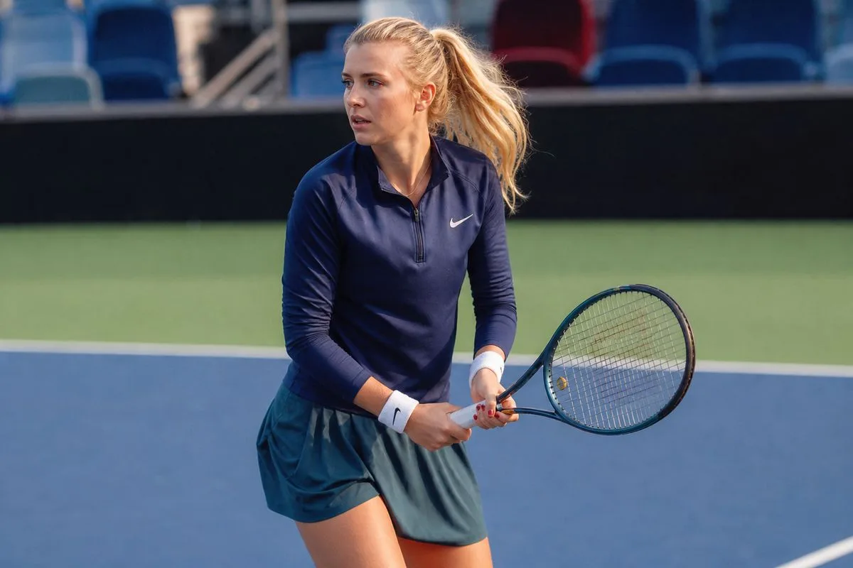 Katie Boulter warming up on a tennis court in Wuhan stadium